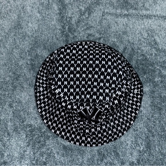 NY Yankees Reversible Embroidered Logo Bucket Hat in Black and White Size S/M - Picture 2 of 5